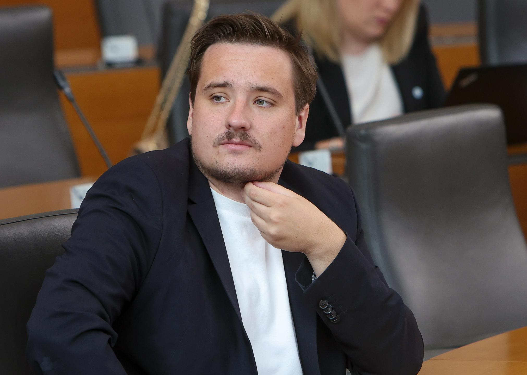 Poslanske skupine izrekle opomin poslancu Svobode Lenartu Žavbiju zaradi verbalnega izpada na MVK-ju