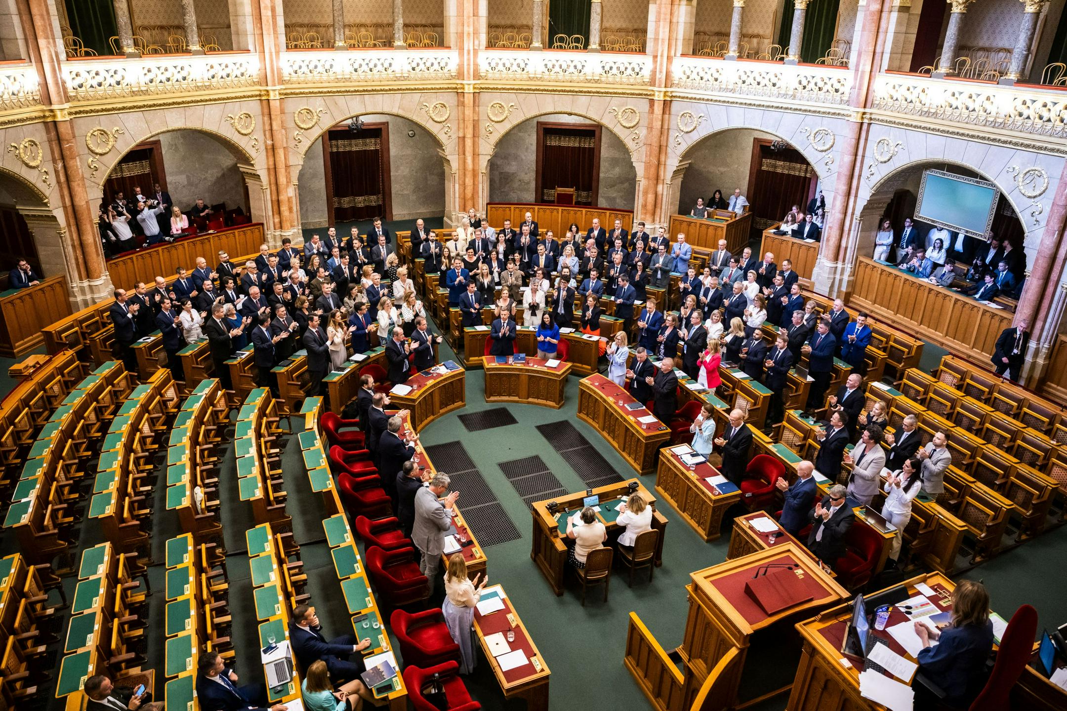Madžarski parlament sprejel ustavne spremembe, ki omogočajo odstavitev predsednika