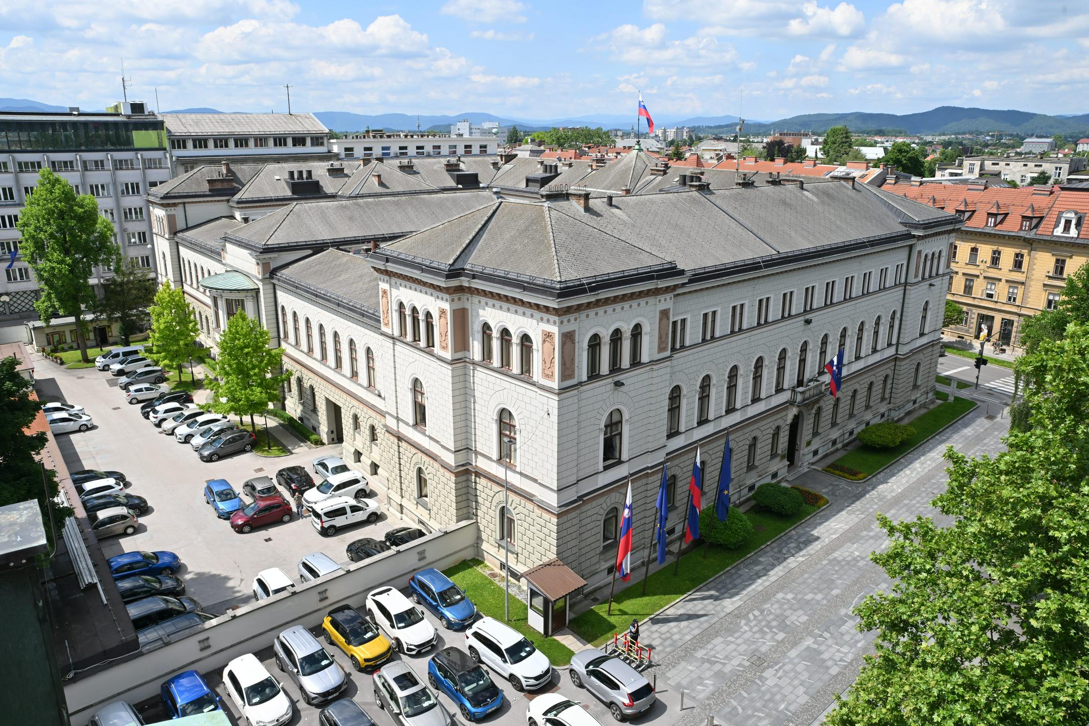 Računsko sodišče uradu predsednice za leto 2024 izdalo mnenje s pridržkom