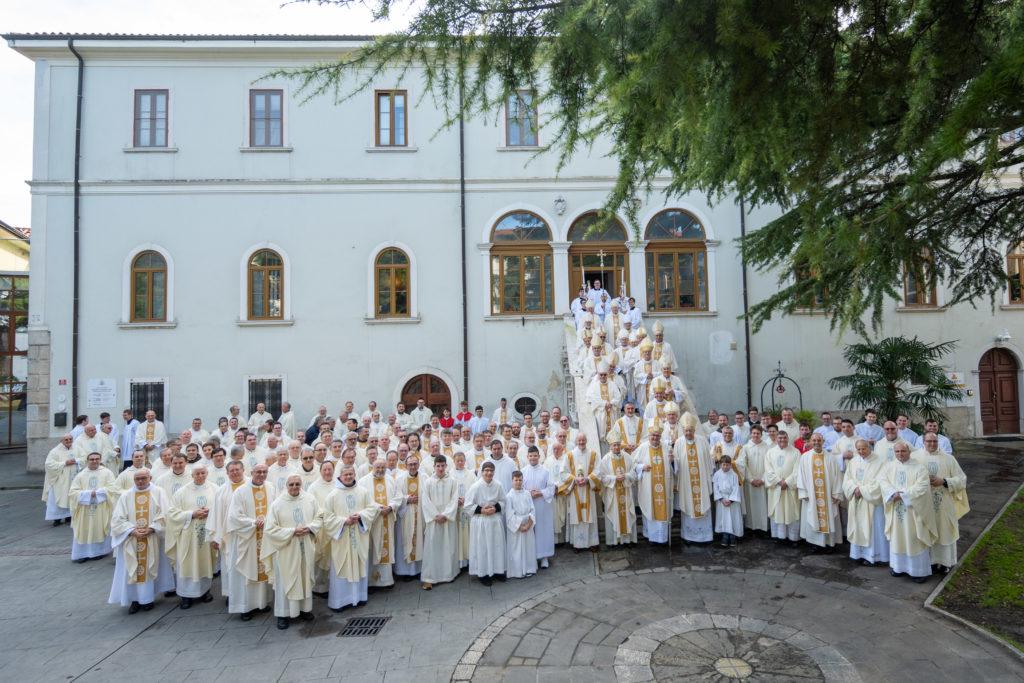Koprski škof tudi uradno sporočil premestitve duhovnikov