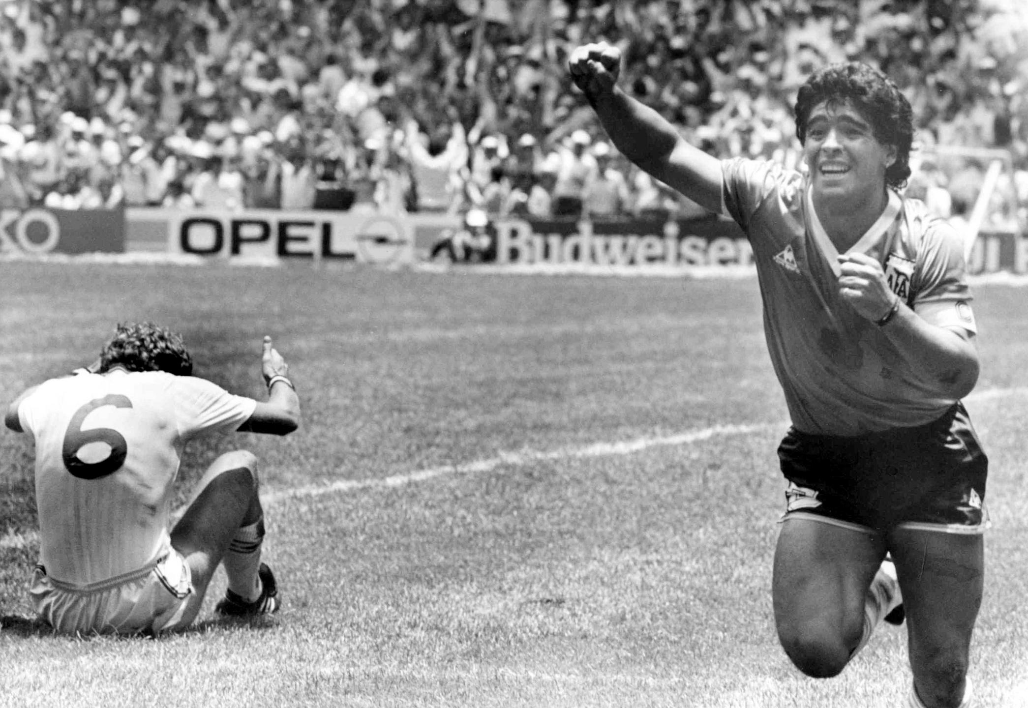 Žogo, s katero je Maradona zadel gol stoletja, čaka nov lastnik