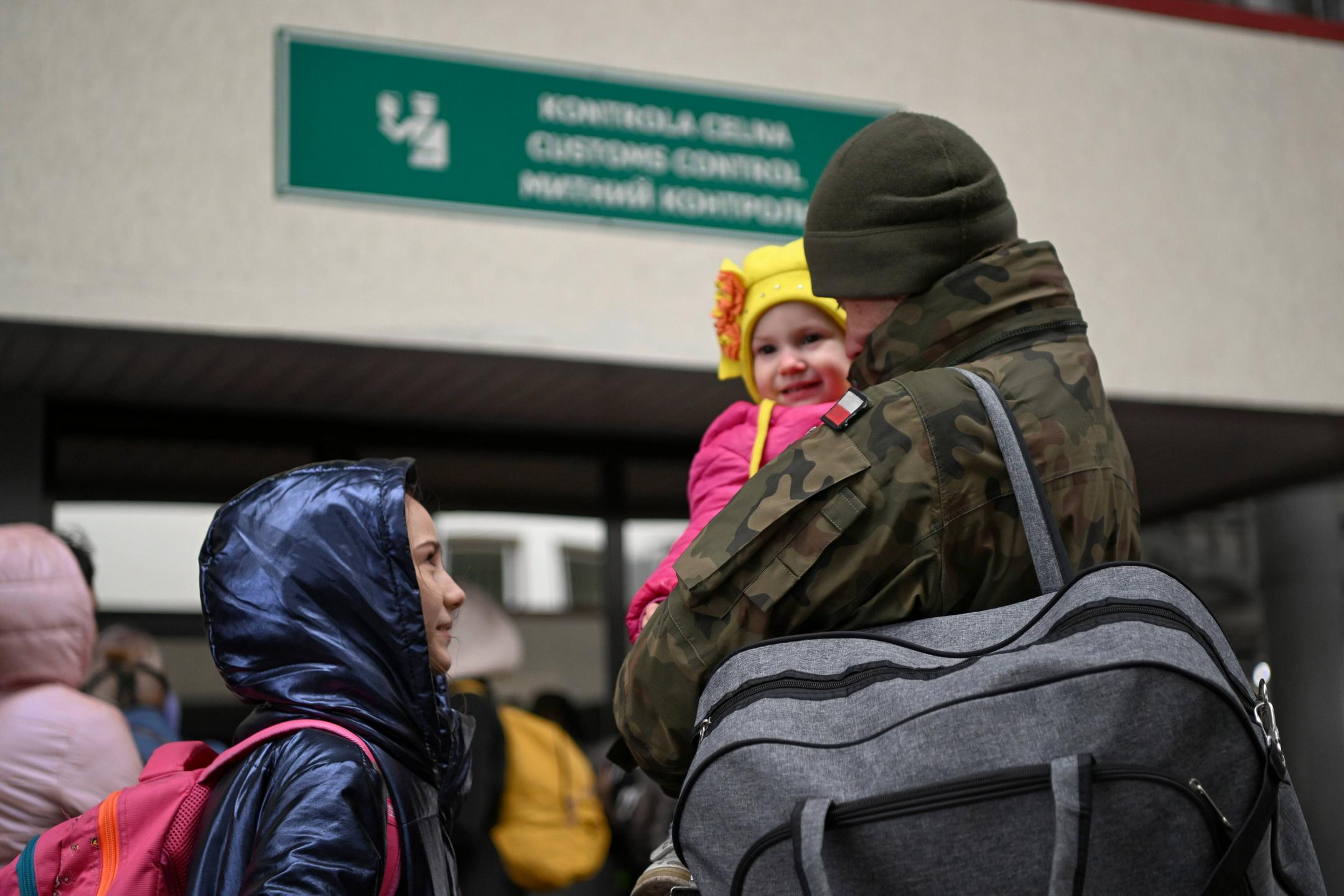 Bruselj podaljšal začasno zaščito za Ukrajince v EU-ju, a izvzel vojaške obveznike