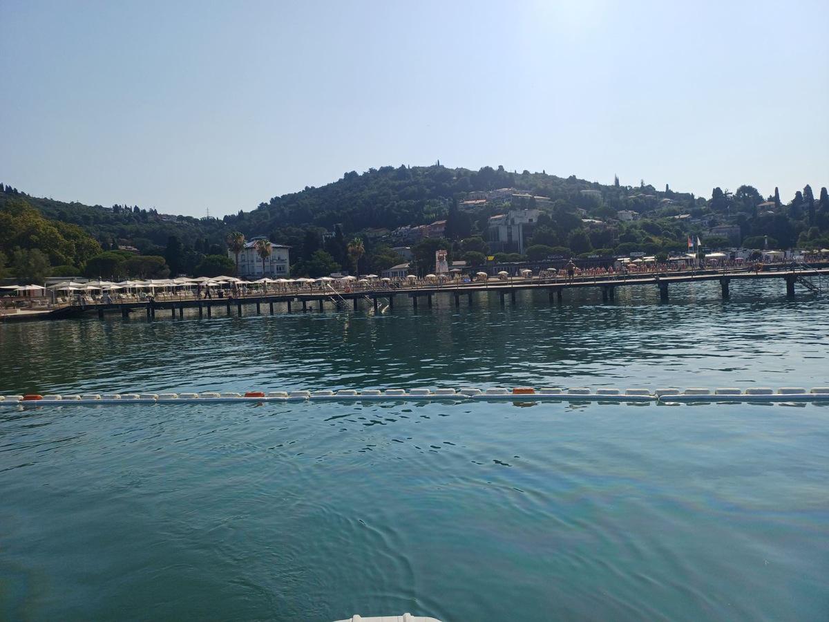 Na portoroški plaži v morje izteklo 50 litrov goriva. Kopanje je začasno prepovedano.