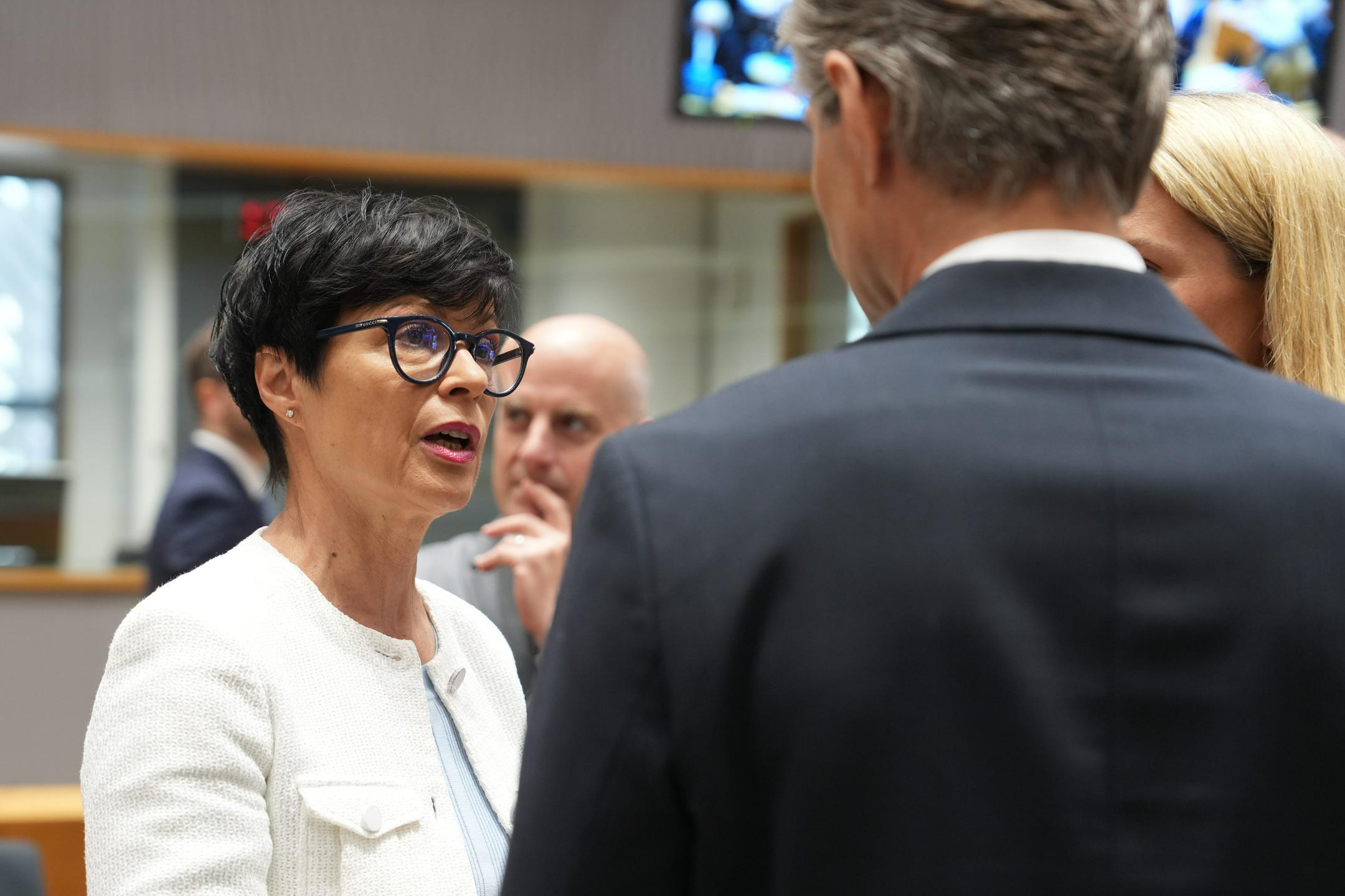 Komisarka Kos presenečena, da je po izjavi o Kosovu srbska ministrica Paunović še na položaju