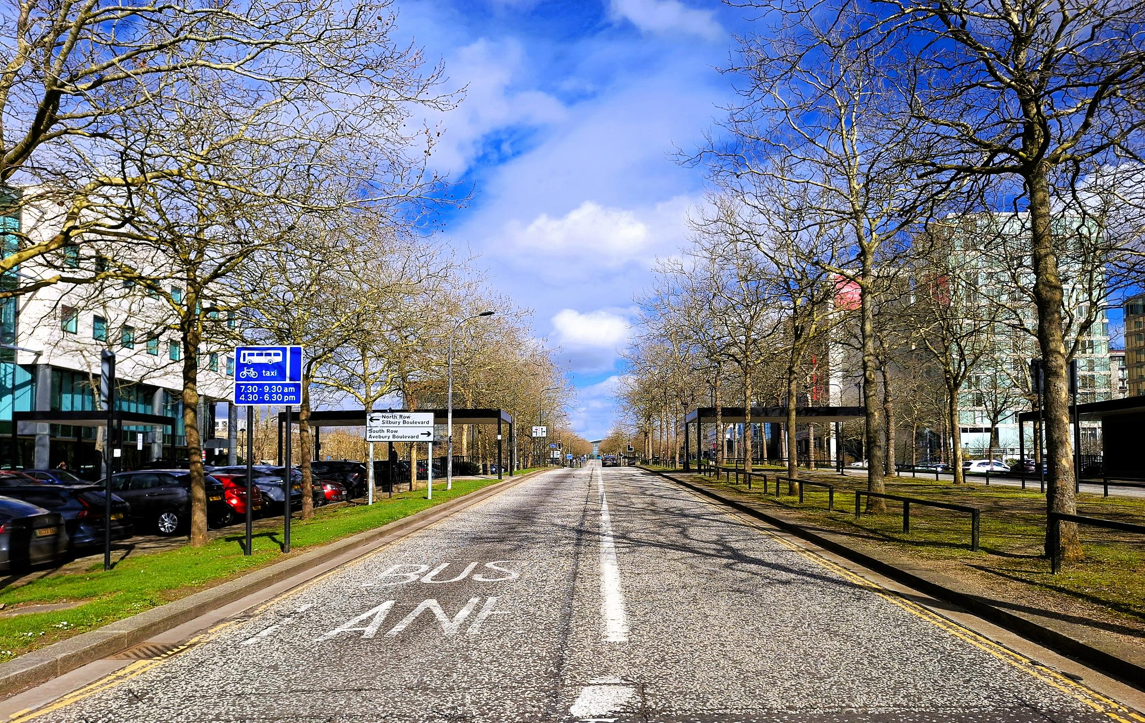 Milton Keynes, uspešno mesto programa nova britanska mesta, a kje so ljudje?