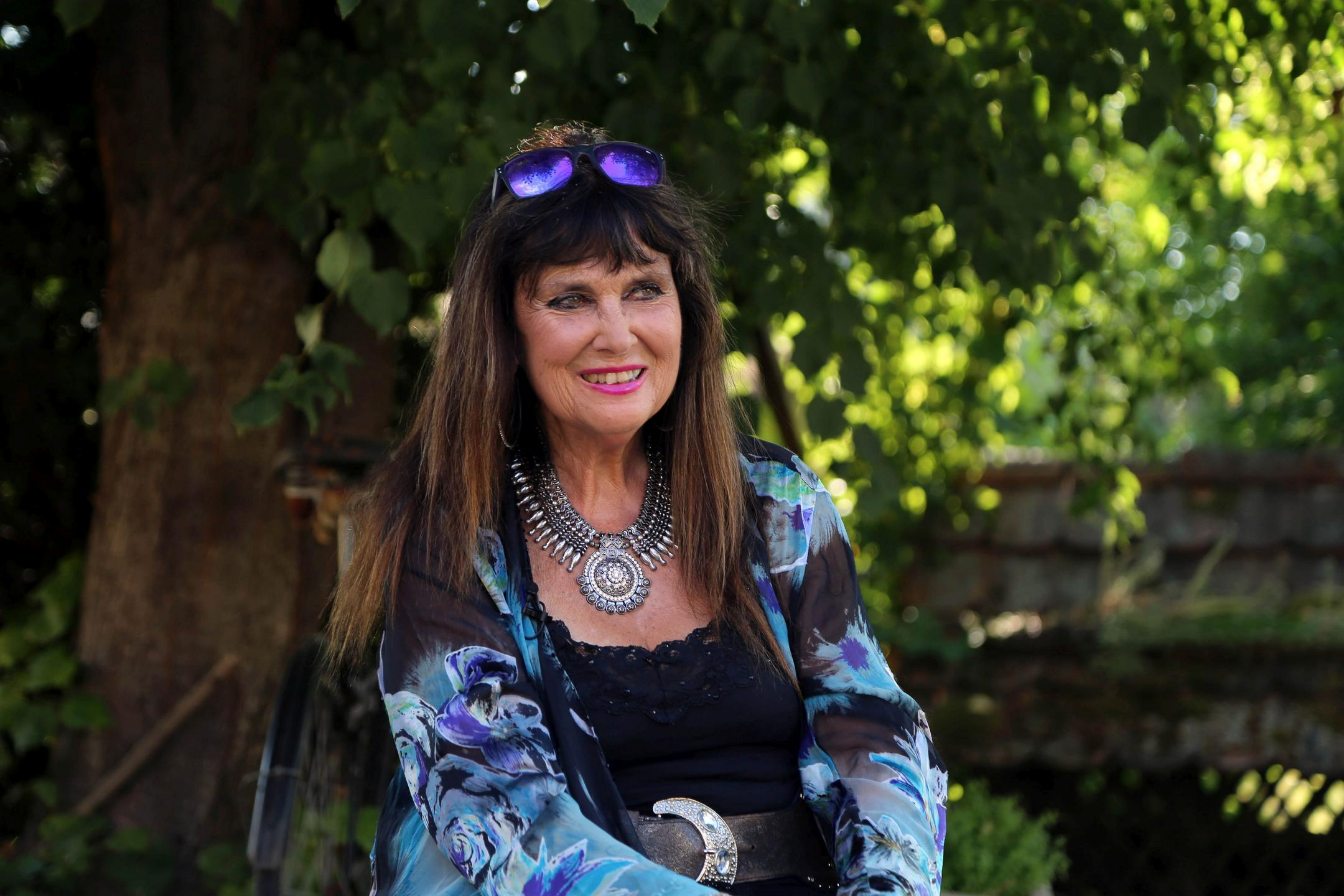 Caroline Munro: "Vse se je spremenilo, ko me je ugriznil Christopher Lee"