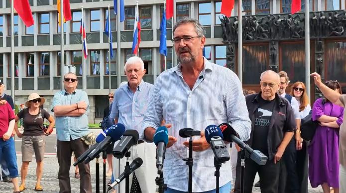 V DZ vloženih več kot 44 tisoč podpisov za referendum "proti politični samovolji"