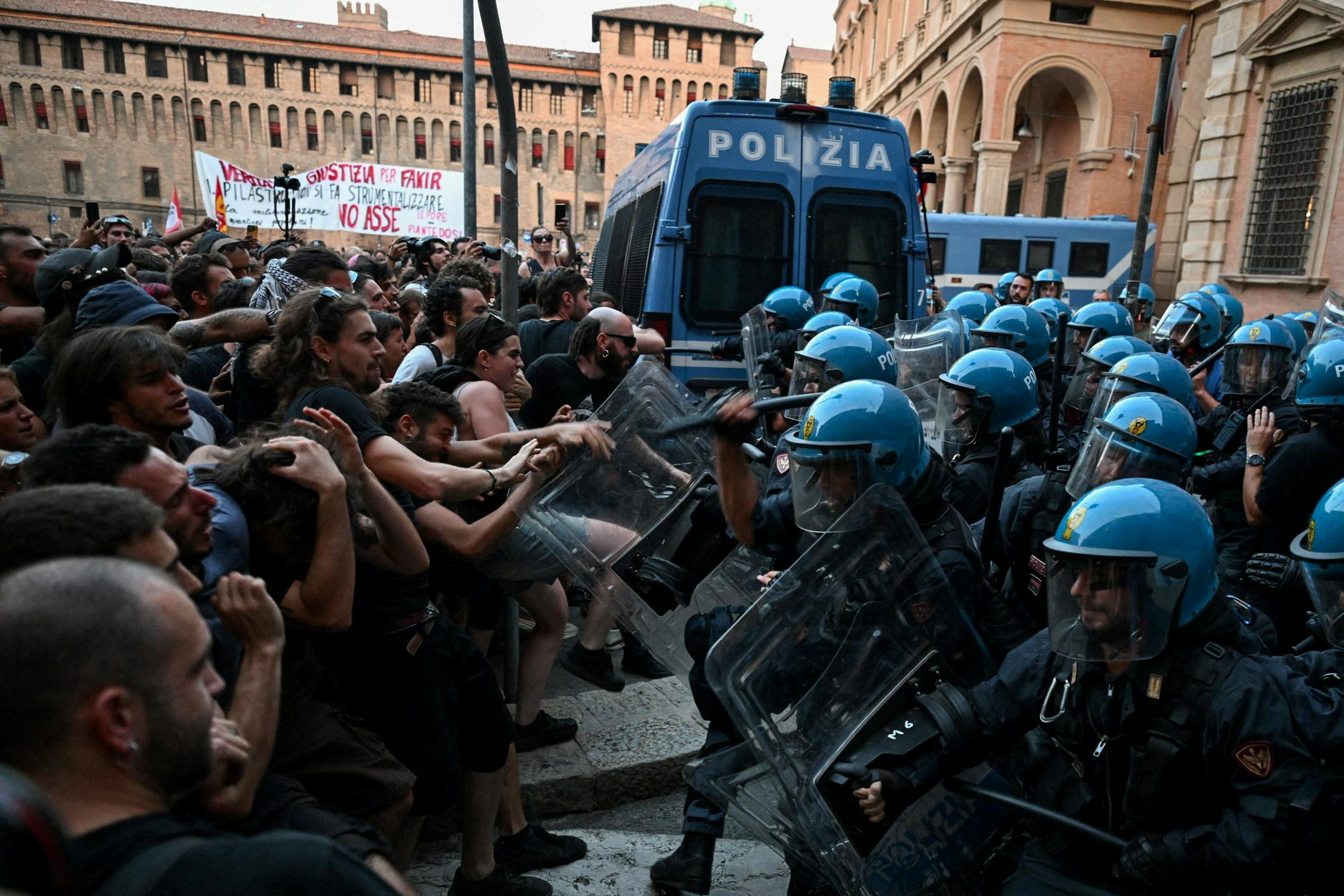 V Bologni izbruhnili protesti zaradi smrti maroškega moškega, ki je umrl med aretacijo