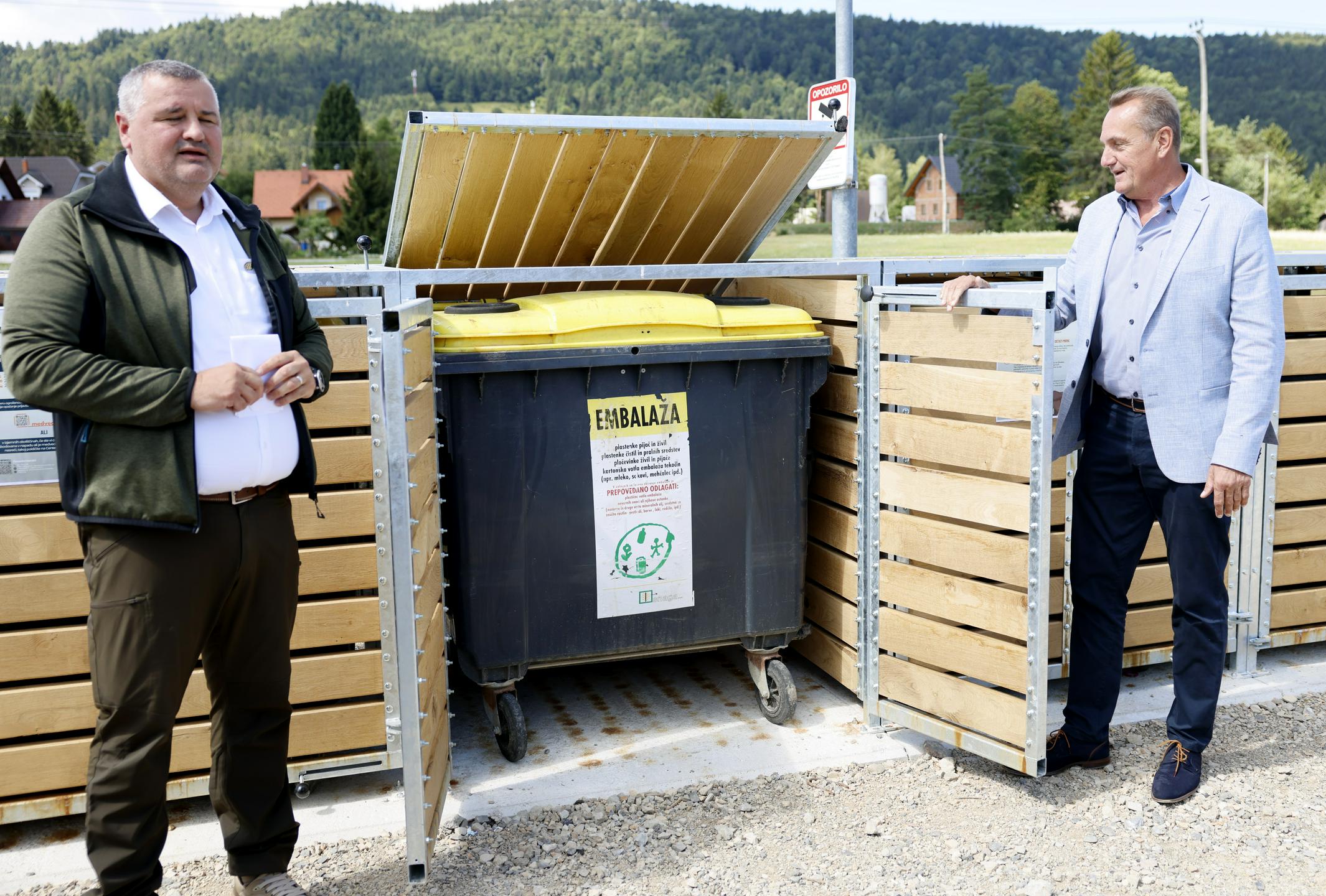 V štirih občinah postavljeni medvedovarni smetnjaki