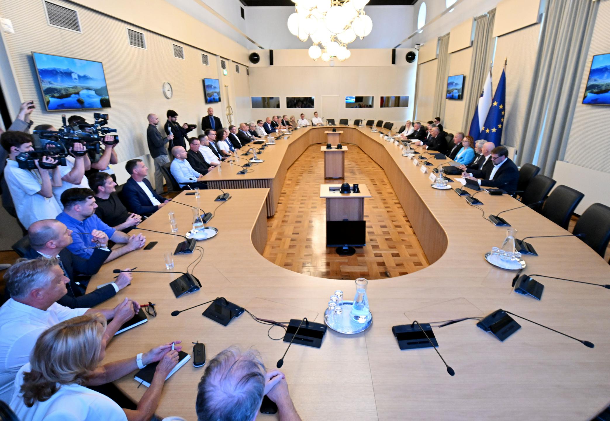 Delo začel strateški svet za gospodarstvo. "Od tega, koliko ustvarimo, je odvisno tudi vse drugo."