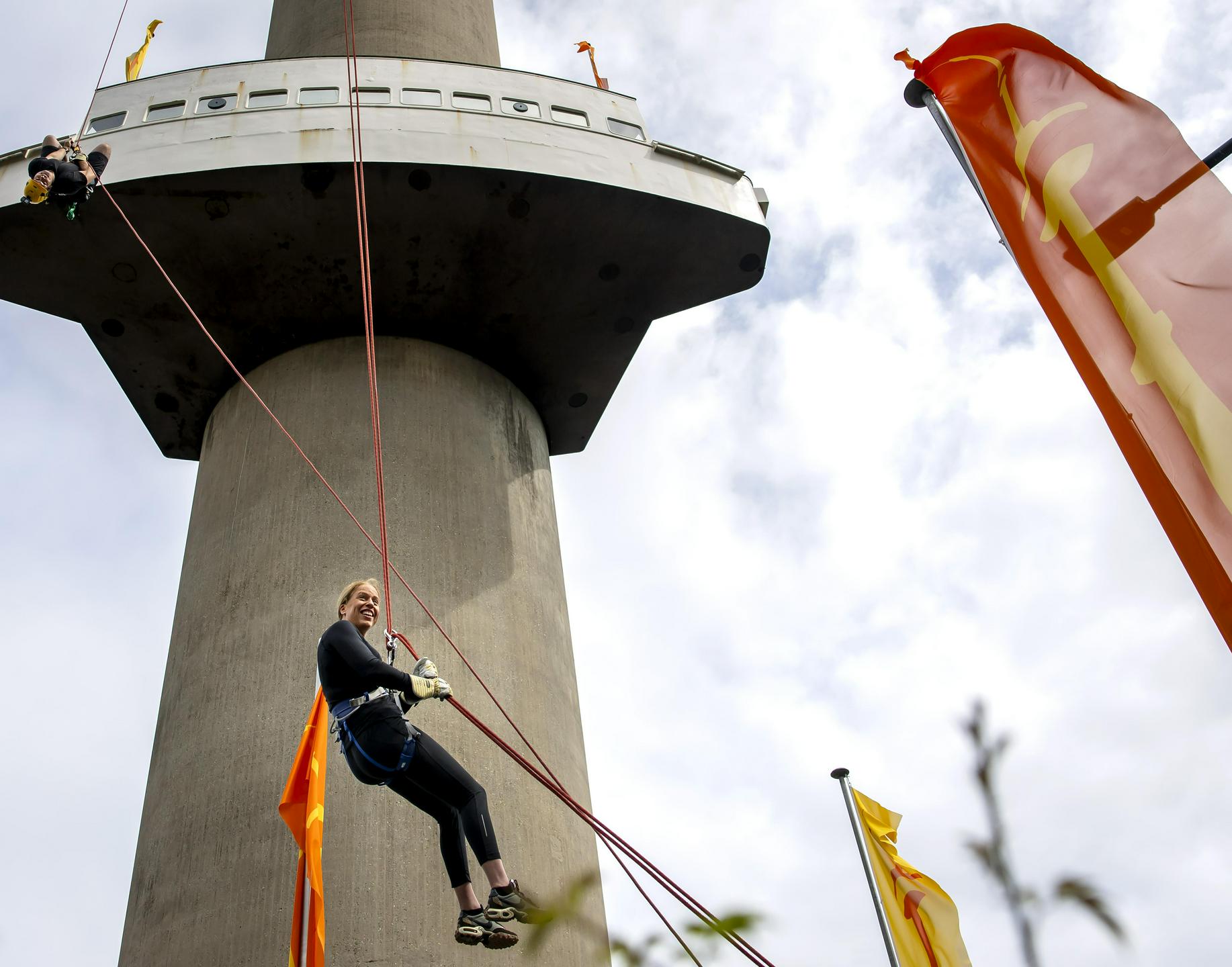 Županja Rotterdama se je kljub hudemu strahu pred višino spustila z najvišje stavbe na Nizozemskem