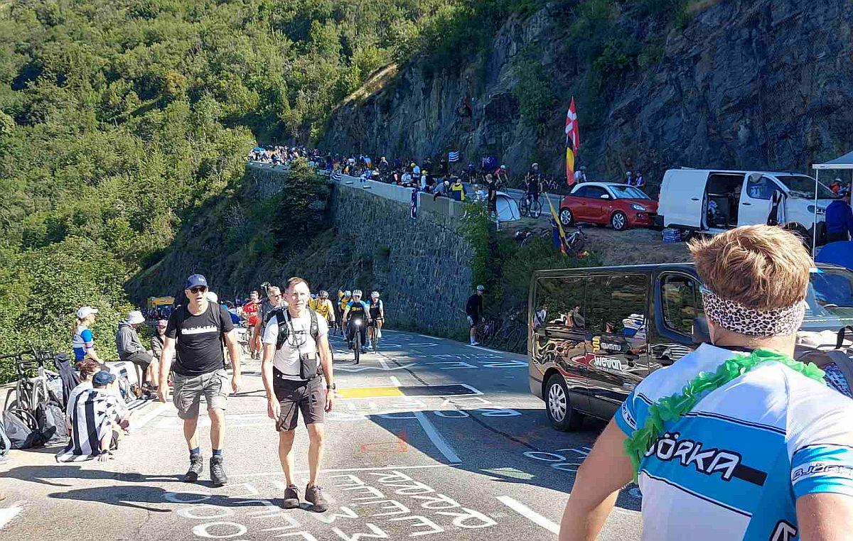 "Spimo v spalnih vrečah in v grmovju. Kot včasih!"