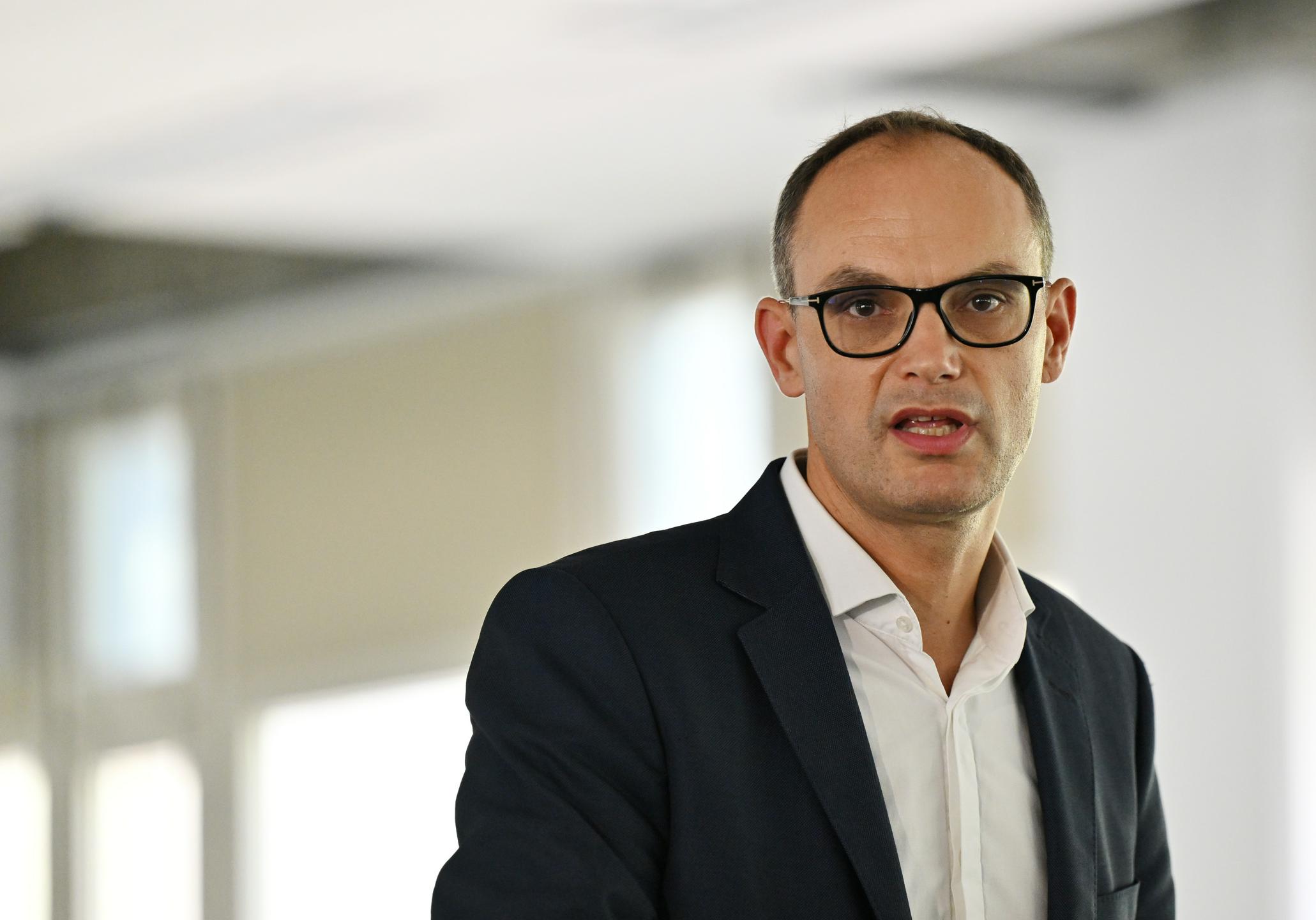 Minister Logar se strinja z Luko Mescem: Gre za norčevanje iz delavcev in države