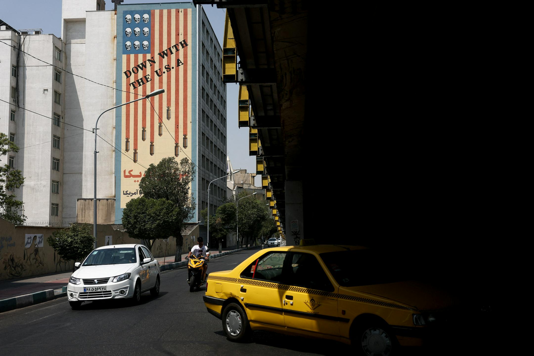 Ameriški napadi začasno ustavljeni? V ZDA naj bi bili zaskrbljeni zaradi stanja zalog streliva.