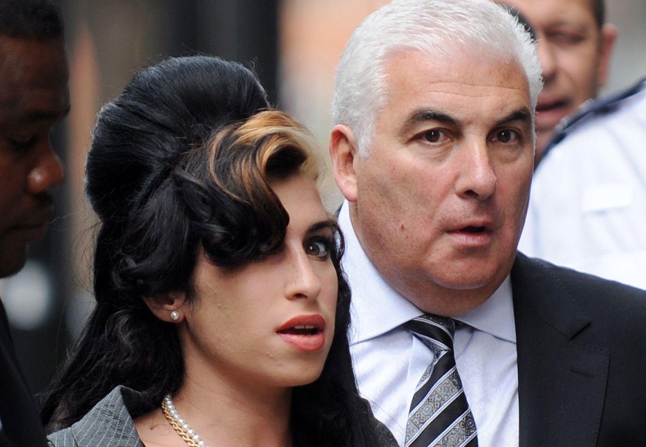 Oče Amy Winehouse mora njenima prijateljicama plačati milijon funtov