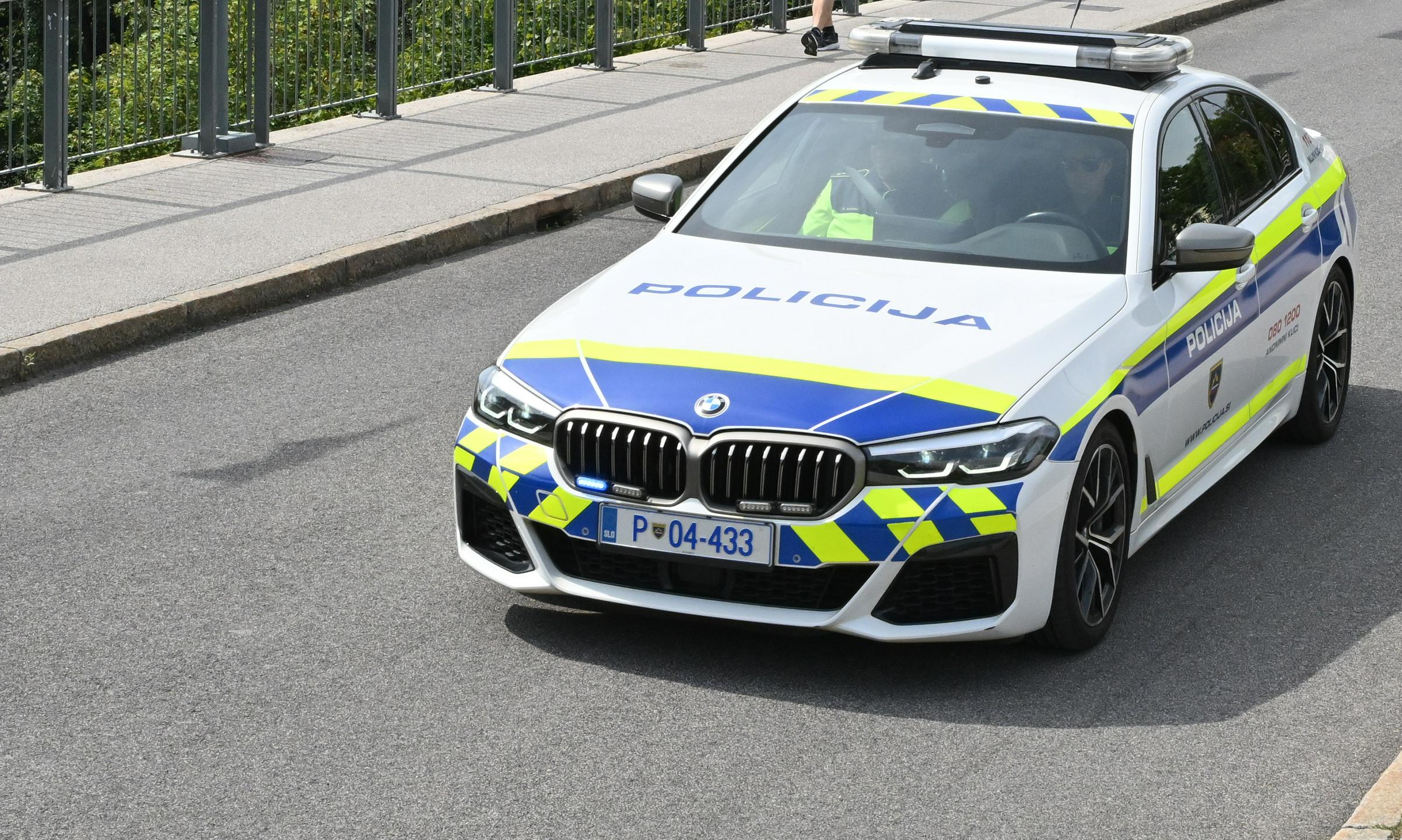 Policija pri Kranju našla trupli moškega in ženske