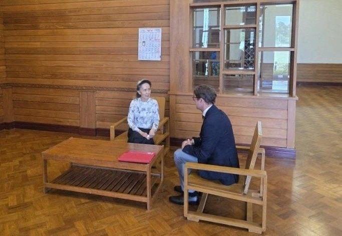 Po dveh letih in pol prvi stik zaprte Aung San Su Či z zunanjim svetom