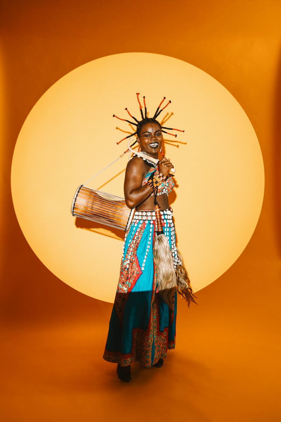 Wiyaala: "Stvari, ki sem se jih naučila v Evropi, prinašam domov in jih združujem z našo kulturo."