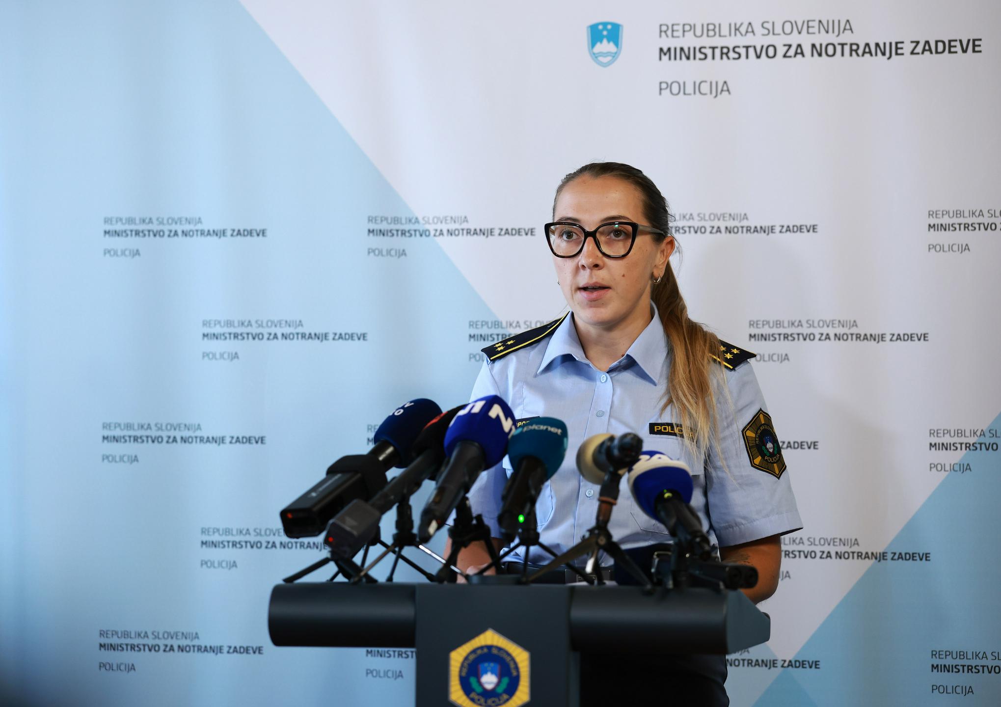 Policisti na območju ljubljanskih Most med hišnimi preiskavami zasegli več kosov orožja in mamil