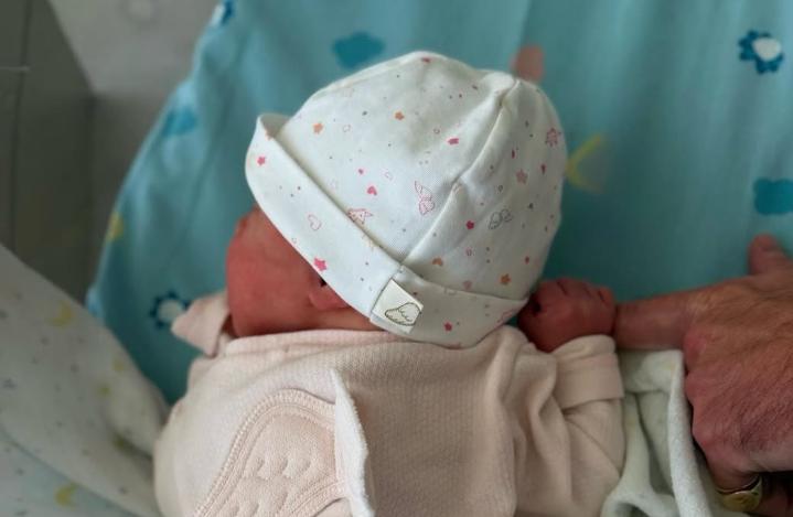 Princesa Eugenie se je z možem razveselila prve hčerke