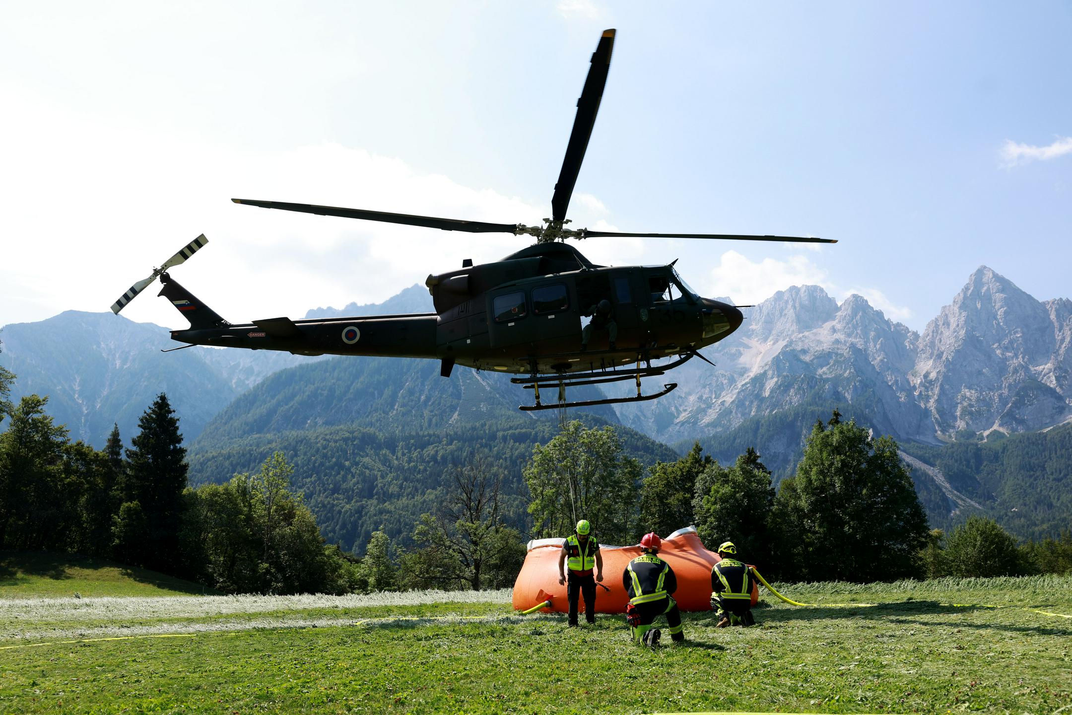 Požar v okolici Kranjske Gore, gasilcem pomagajo tudi letala in helikopter