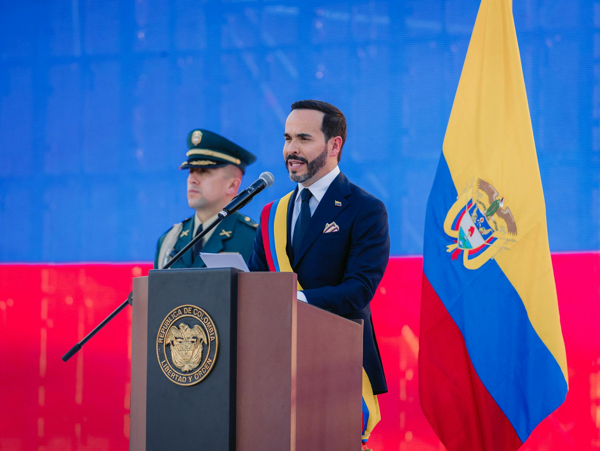 Prisegel novi desničarski predsednik Kolumbije. Takoj je napovedal zategovanje pasu.