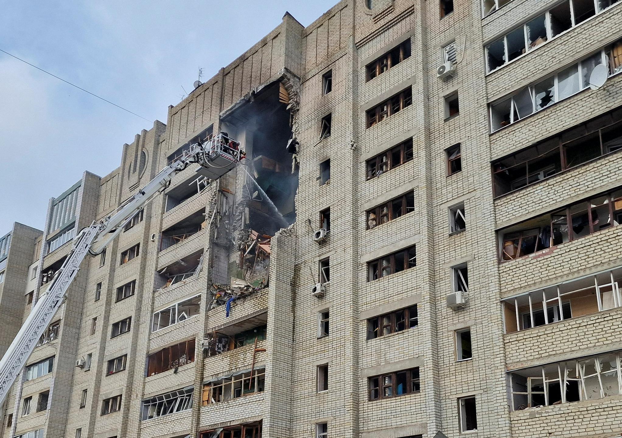 V ruskem napadu na Harkov ubita najmanj dva človeka. V Rusiji poškodovanih 13 ljudi.