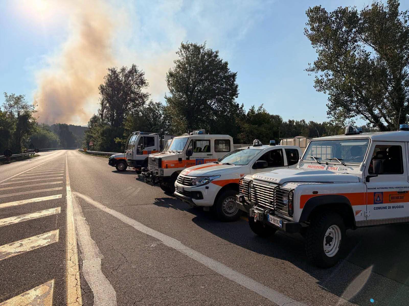 Požar med Tržičem in Devinom pod nadzorom, a požarišče zaradi vetra še ni povsem mirno