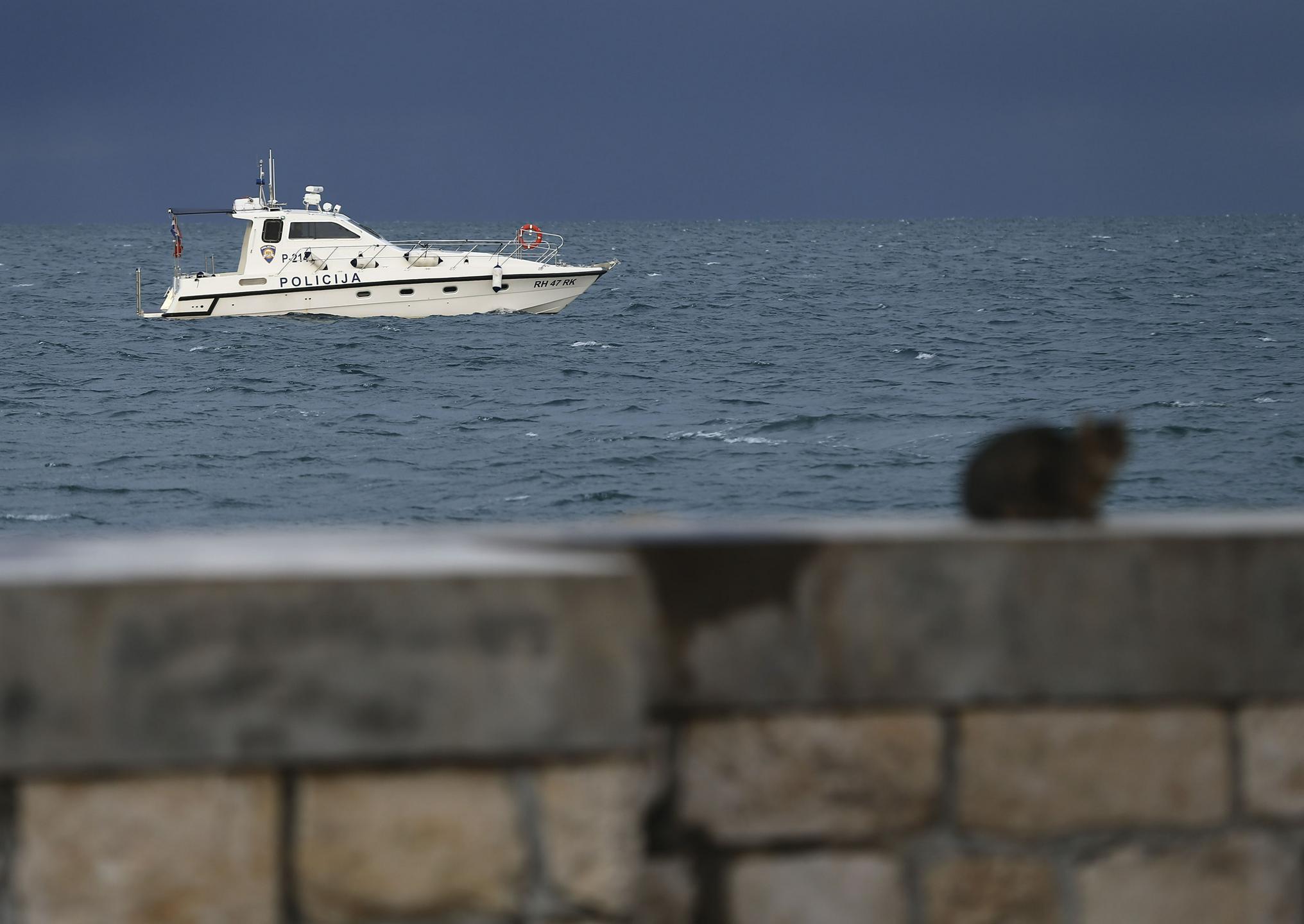 V Velebitskem kanalu našla dva od štirih portugalskih turistov, ki so se izgubili na morju