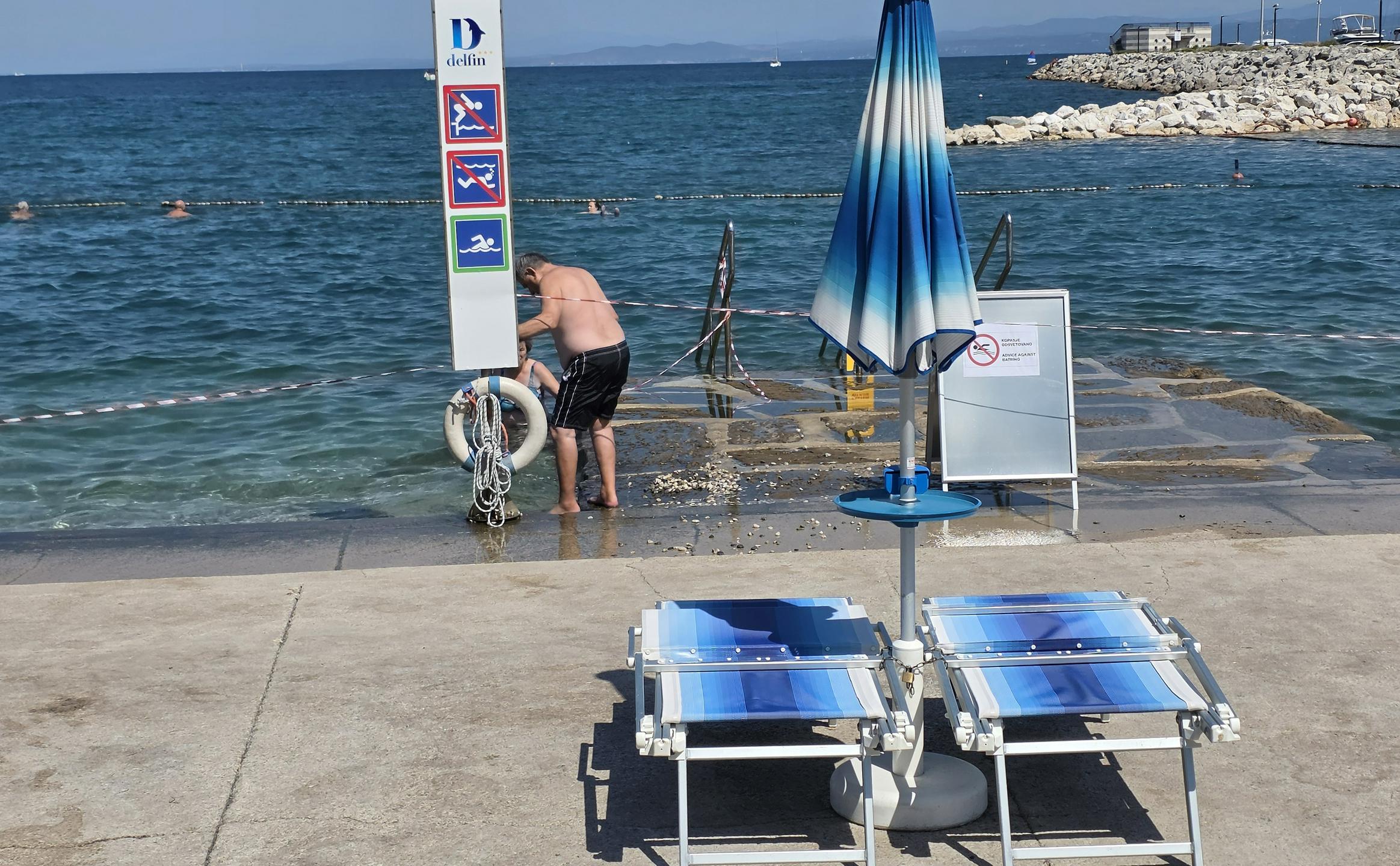 Kopanje pri Svetilniku ni več odsvetovano, na kopališču Delfin bo ukrep verjetno odpravljen v petek