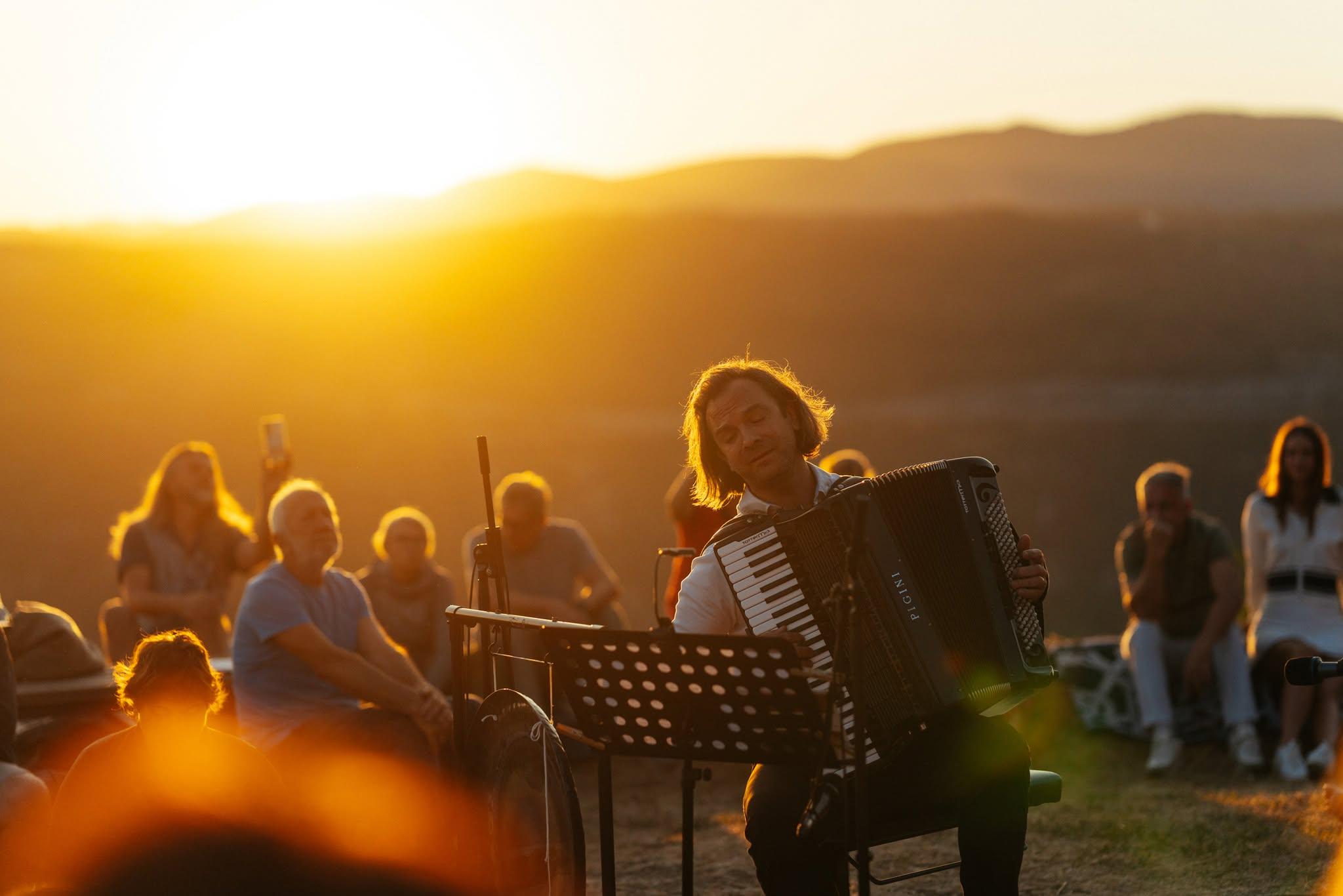 Koncert ob sončnem vzhodu: "V stanju polsna smo še bolj dovzetni za magijo glasbe."