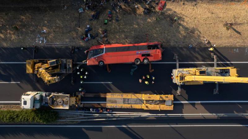 V nesreči avtobusa na Madžarskem umrlo 12 poljskih turistov, voznik naj bi zaspal za volanom