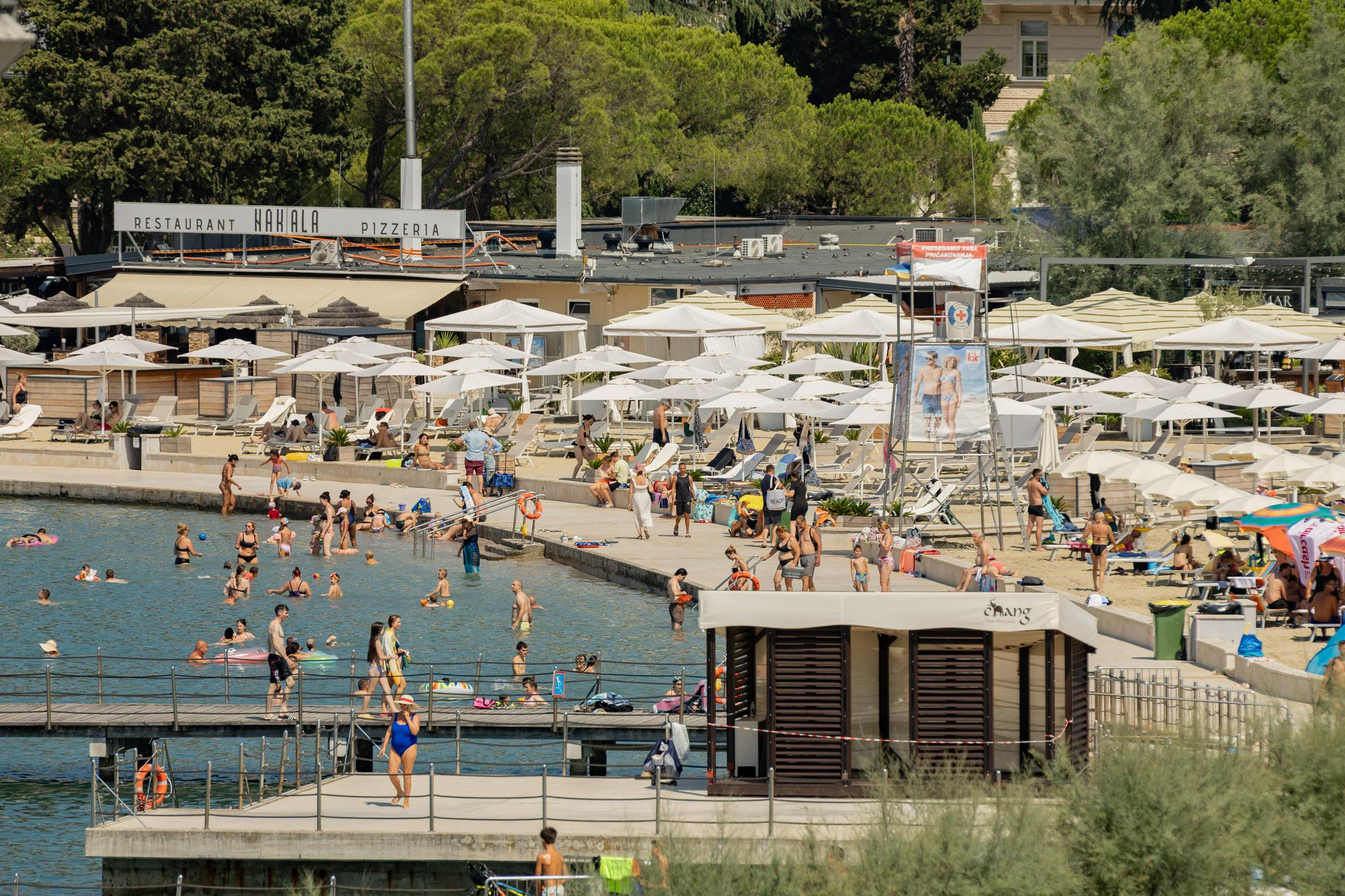 Previdno ob obisku slovenskih plaž – tatovi prežijo na torbice, telefone in denarnice turistov
