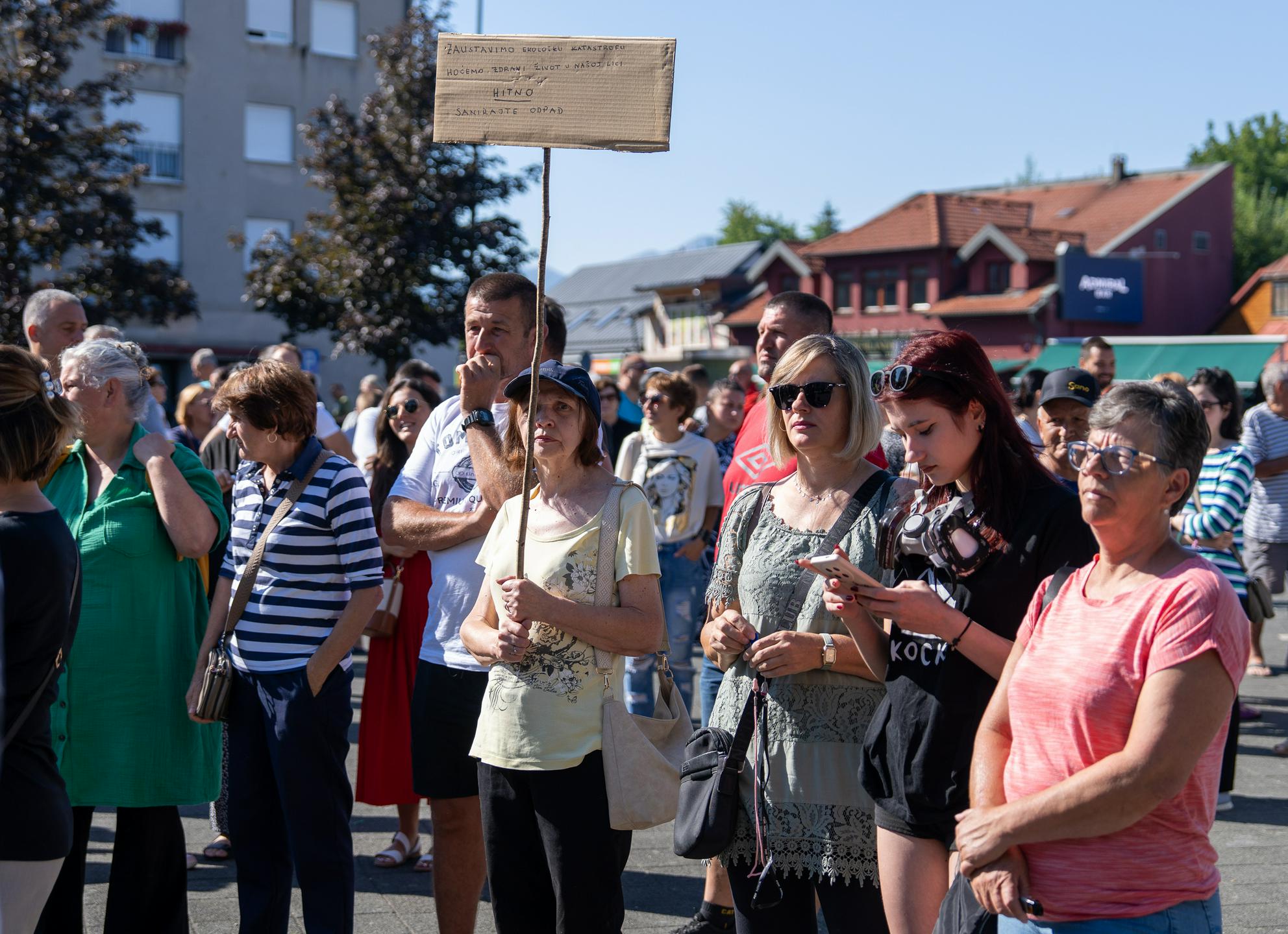 V Gospiću protest zaradi odlaganja nezakonitih odpadkov: "Če rešimo Liko, rešimo Hrvaško"