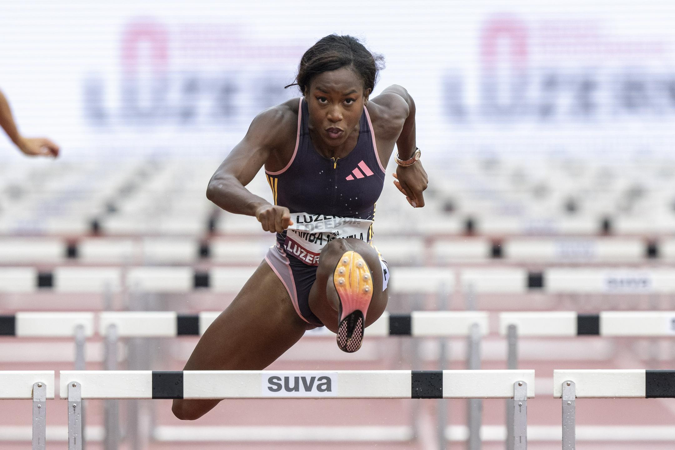 Olimpijski podprvakinji Samba-Mayeli grozi prepoved nastopanja