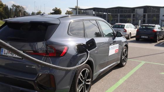 Vse veÄ Slovencev bi si kupilo elektriÄni avtomobil