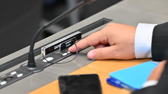 DZ podprl razpis treh posvetovalnih referendumov