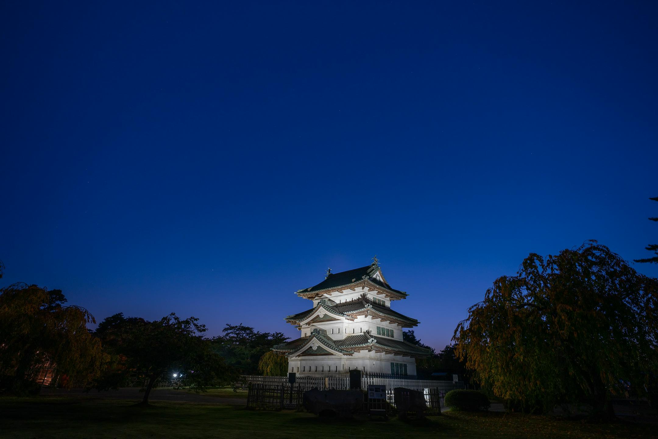 Skoraj 2000 ljudi lastnoročno prestavilo grad Hirosaki