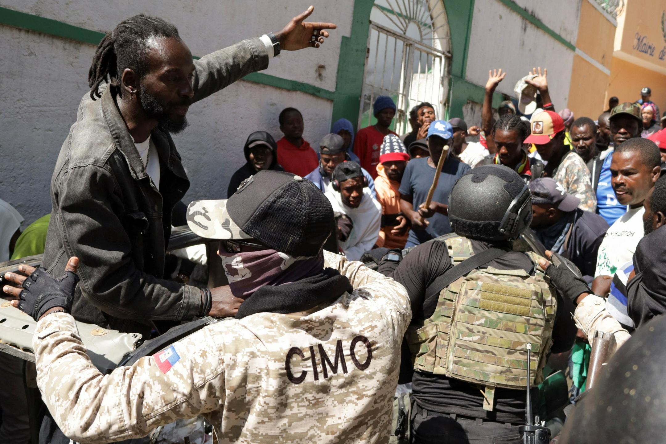 Tolpe na Haitiju pobile več deset ljudi