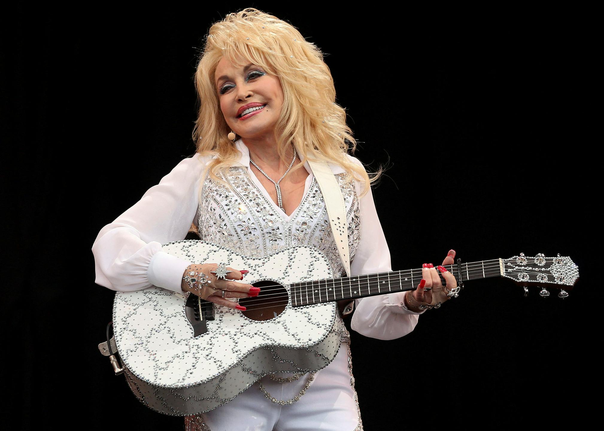 Umrla legenda country glasbe Dolly Parton