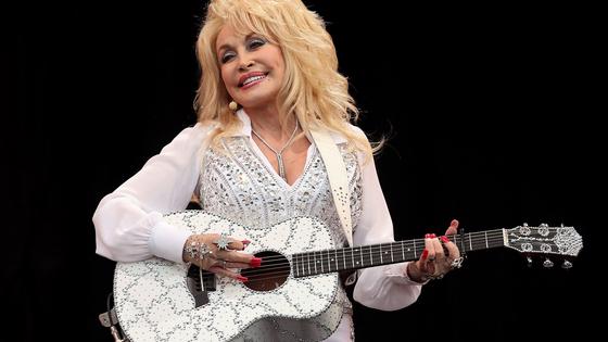 Umrla legenda country glasbe Dolly Parton