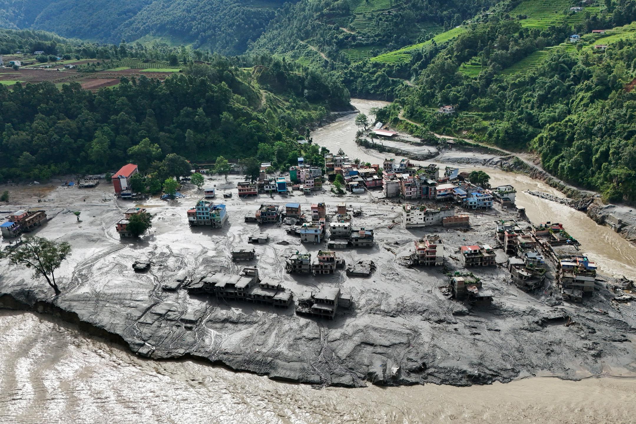 Med Nepalom in Kitajsko pogrešanih več kot 1000 ljudi. Med žrtvami ni državljanov Slovenije.