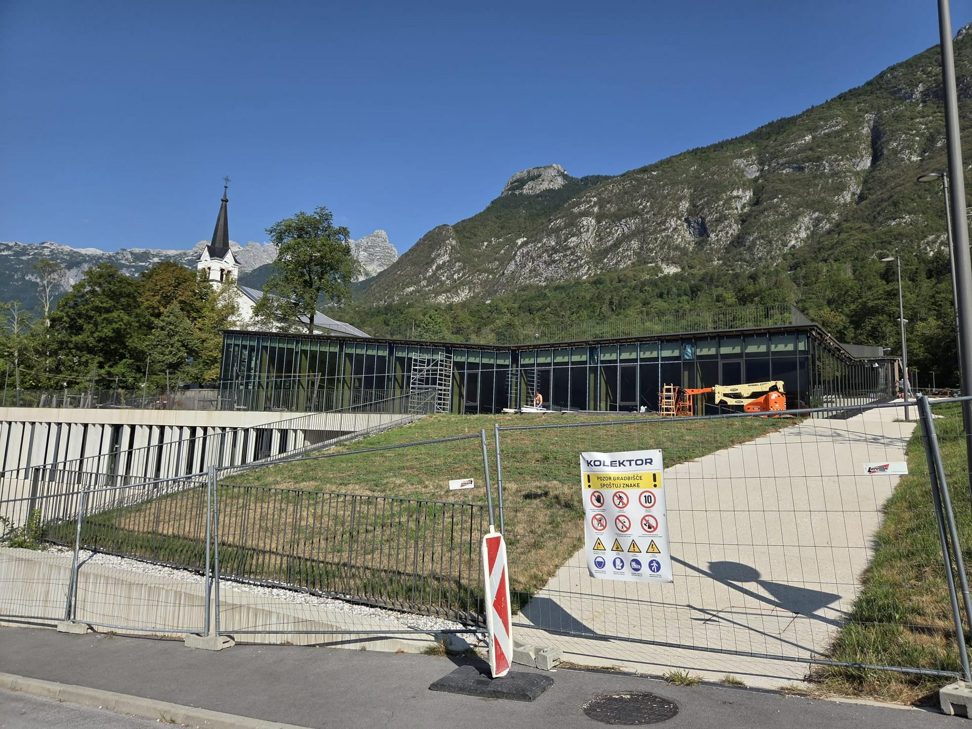 Zaskrbljenost v Bovcu: športna dvorana tik pred začetkom šolskega leta še vedno nedokončana