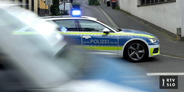 V napadu z nožem pri šoli v Berlinu ubita ženska in moški, ki je skušal preprečiti napad