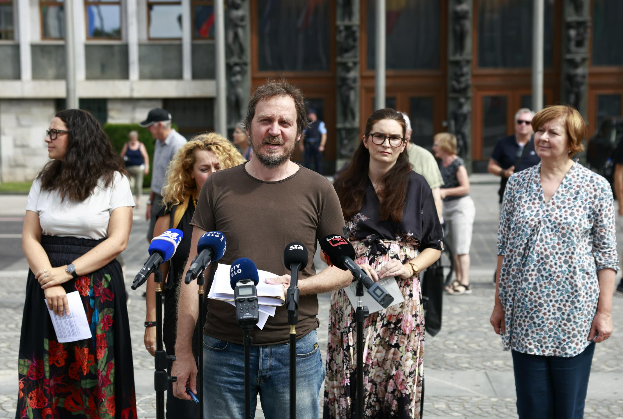 Nevladniki opozarjajo na škodljive posledice sprejetja novele zakona o tujcih