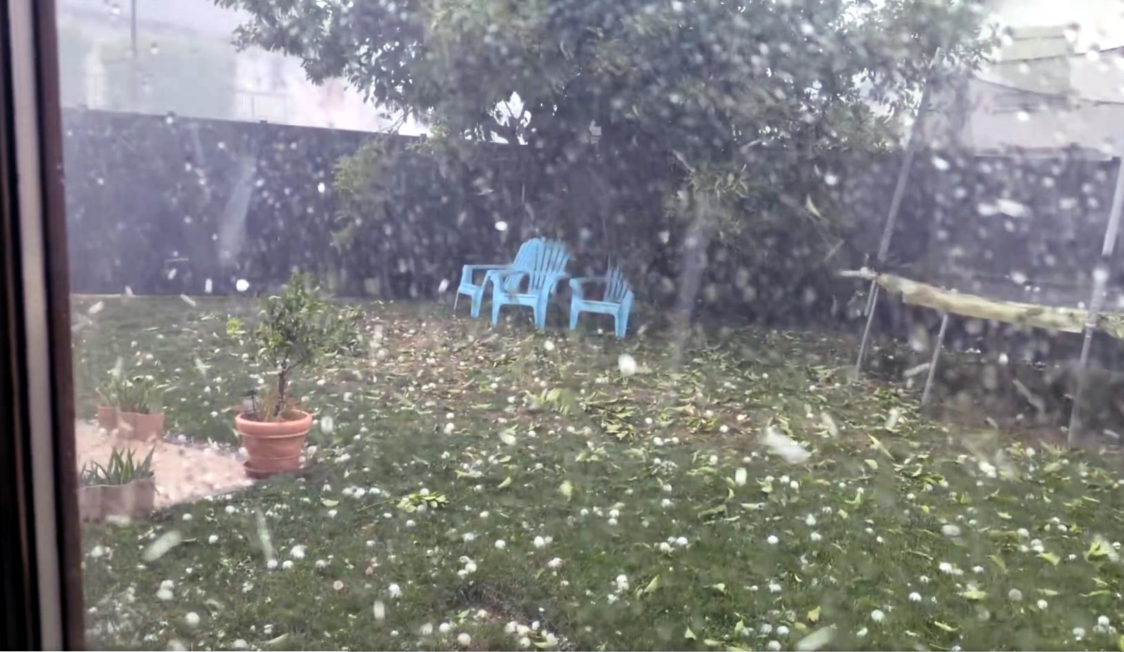 V Švici padala toča s premerom šest centimetrov. Poškodovanih 40 ljudi, večinoma otrok.