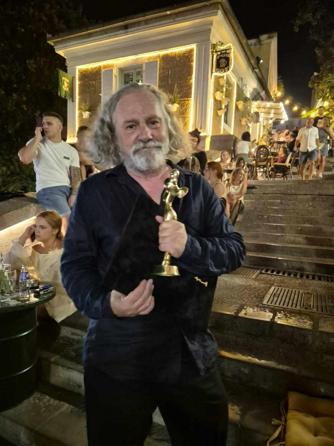 Miha Hočevar na festivalu v Hercegnovem prejel nagrado za najboljši scenarij za film Skriti ljudje