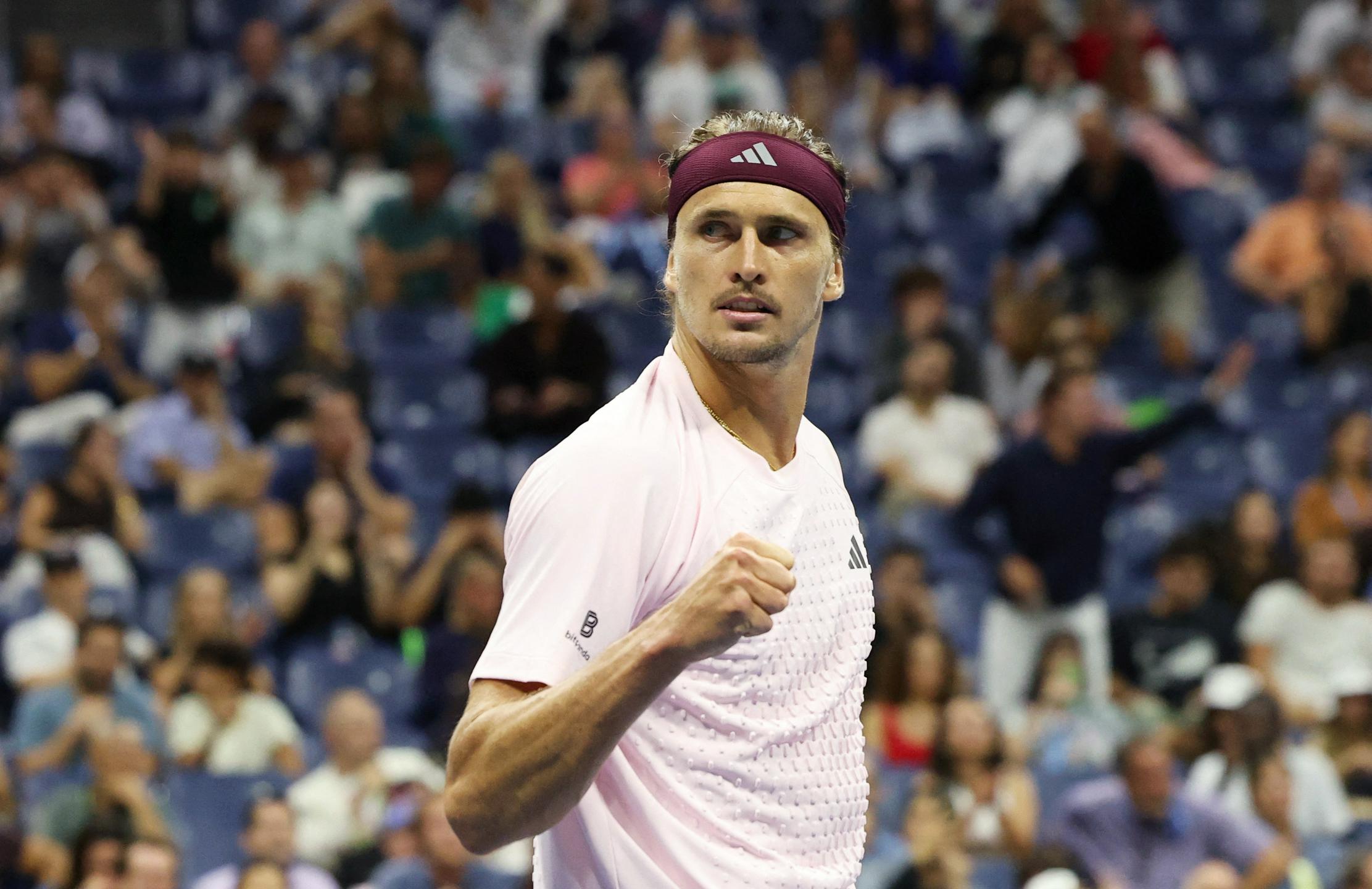 Zverev se muči proti Sonegu: 6:4, 3:6, 6:7, 7:5