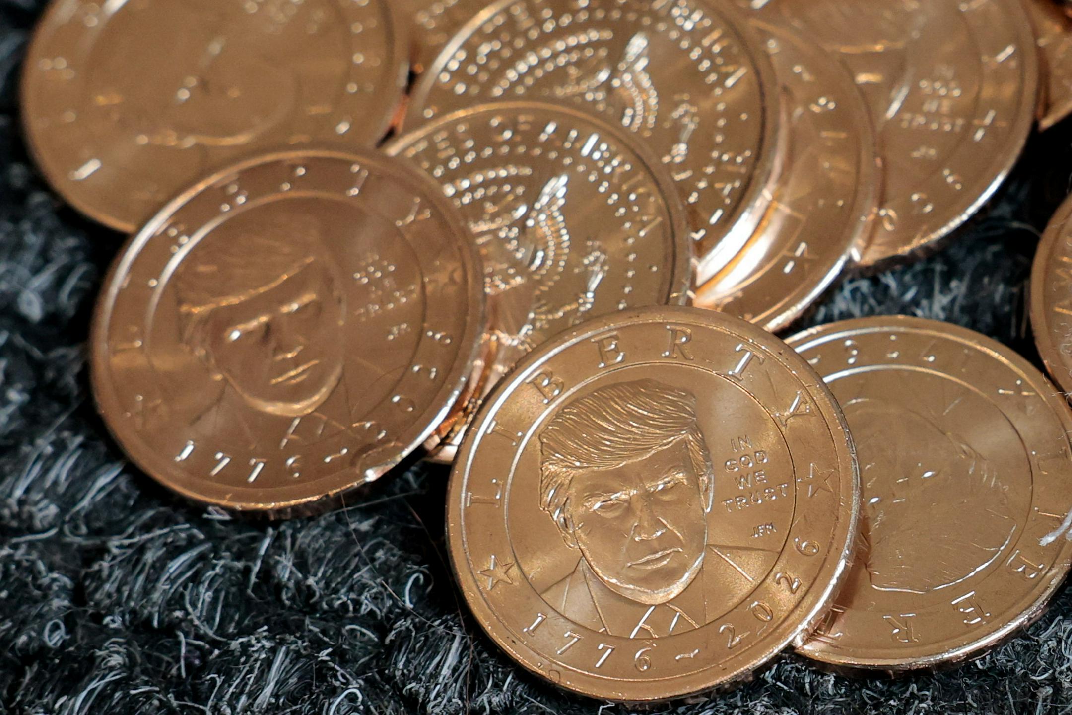 Ameriška kovnica izdala zlat kovanec, na katerem se lesketa Trump