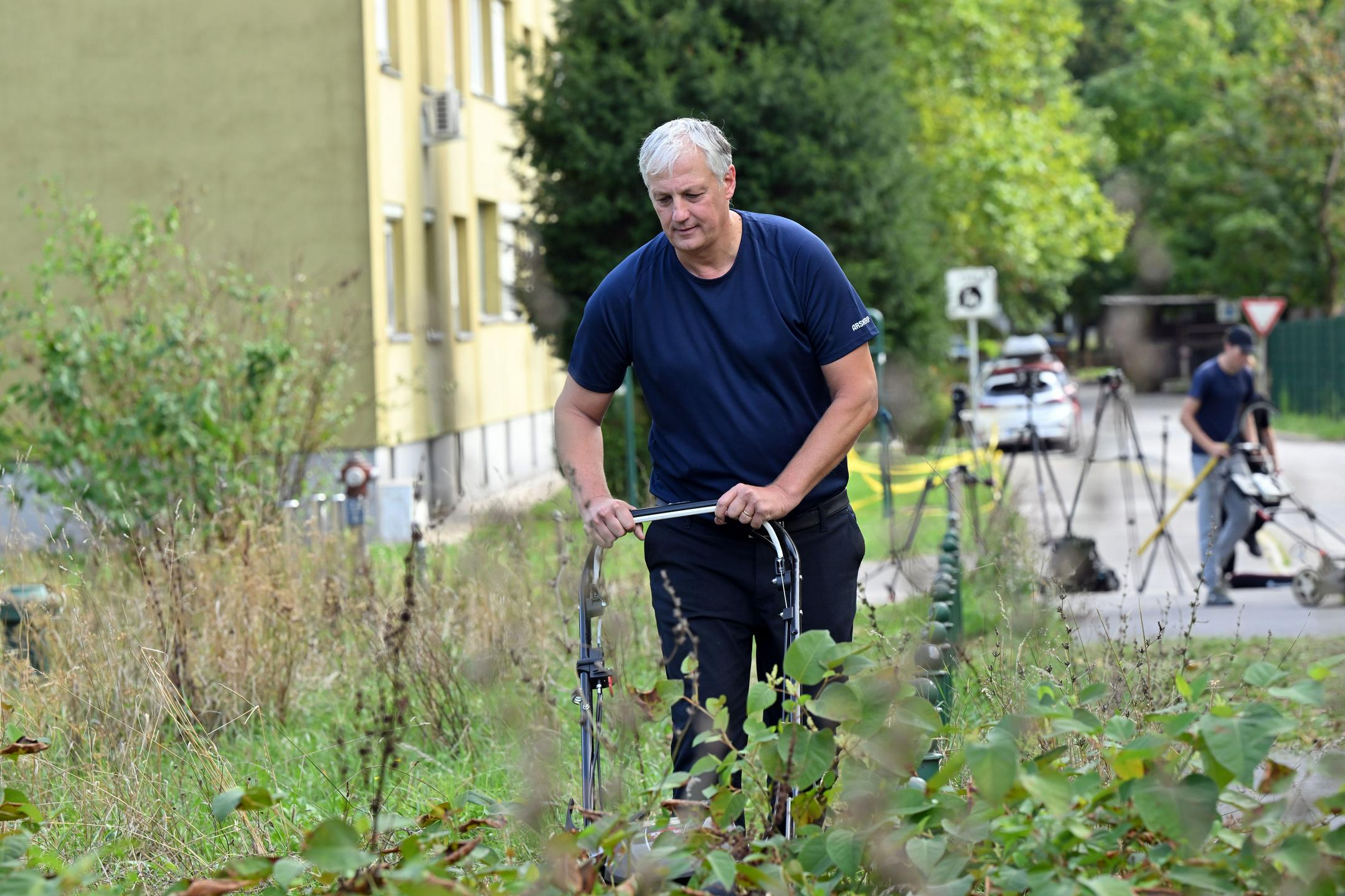 Primc pokosil travnik v Štepanjskem naselju: Janković tega celo leto ni bil sposoben